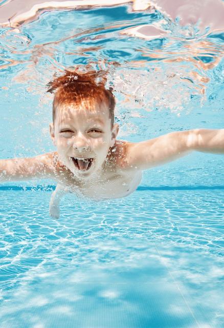 Kind unter Wasser am tauchen 