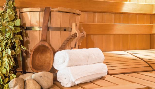 Sauna-Aufguss als Eimer mit Schöpfkelle und zwei Handtüchern