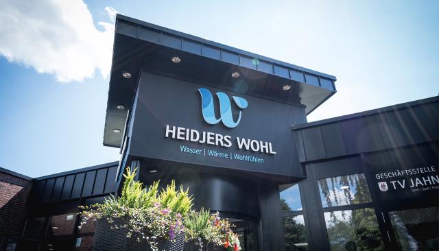 Außenansicht des Eingangsbereichs des Heidjers Wohl am Tag